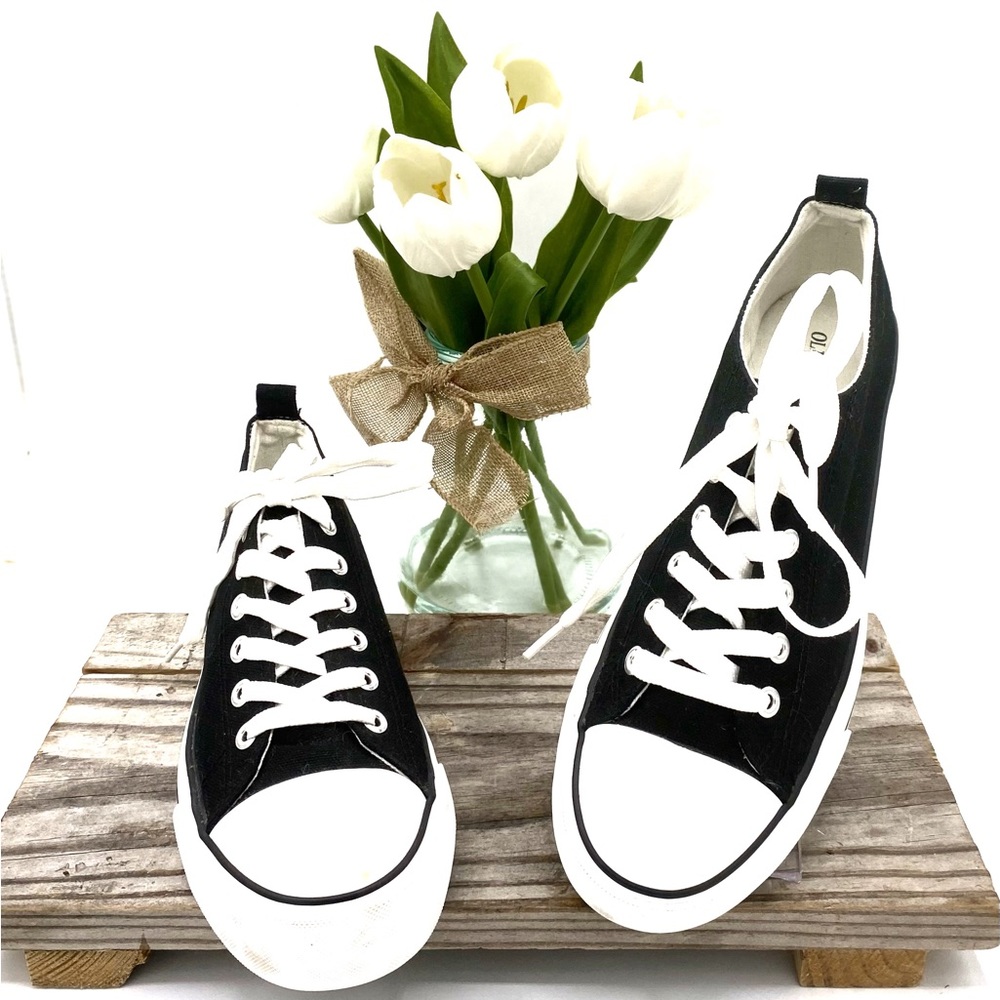 EUC Olivia Miller Kaliko Sneakers Lace Up Fashion Style Canvas Women's Size 9